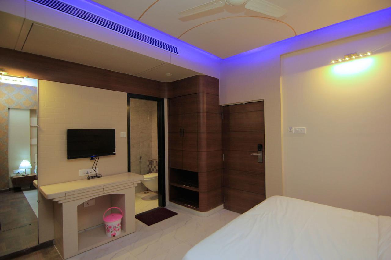 Hotel Sai Dharam Palace Shirdi Eksteriør billede